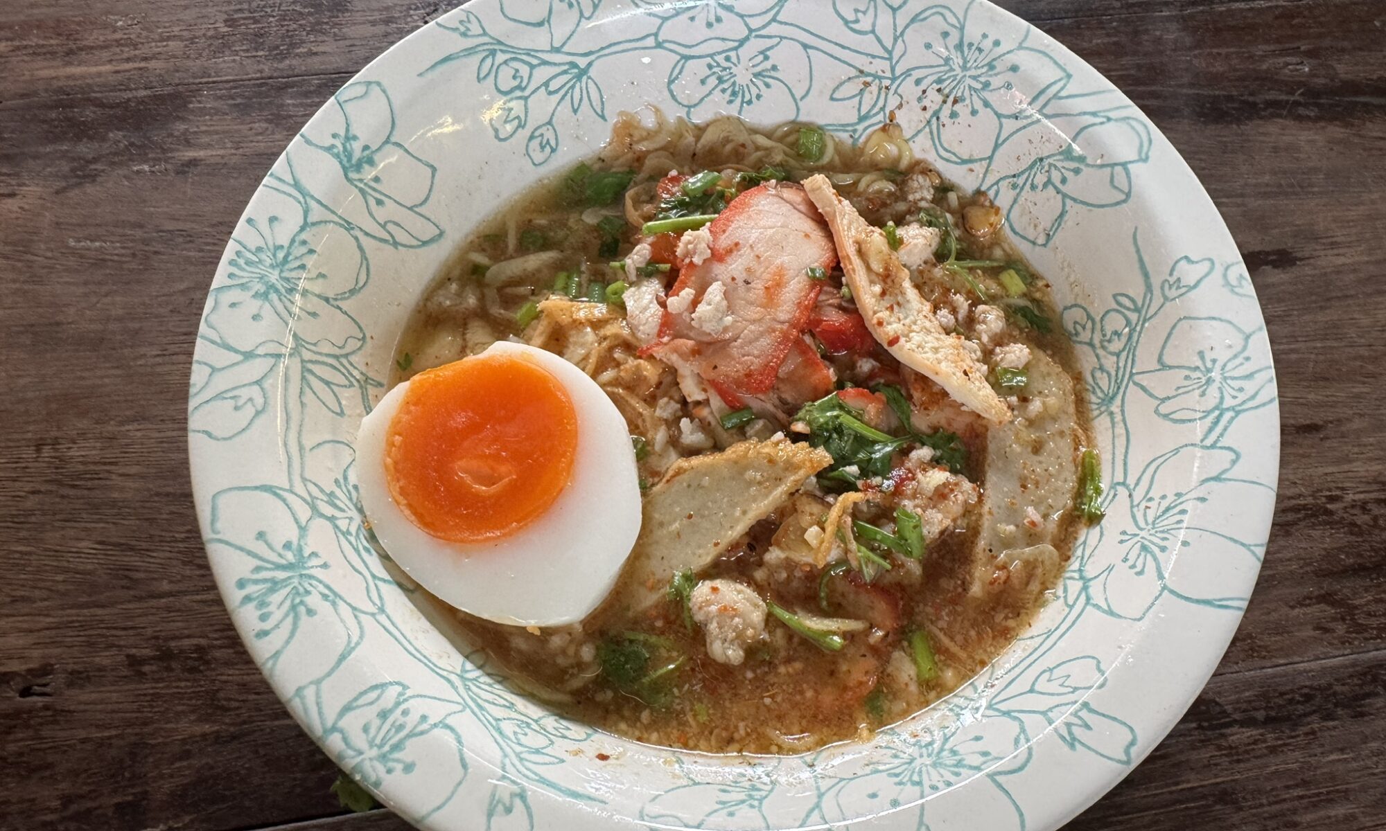 ก๋วยเตี๋ยวไข่คุณแหม่ม: ตำนานความอร่อยกว่า 100 ปี คู่เมืองราชบุรี ที่ต้องมาลองสักครั้ง!